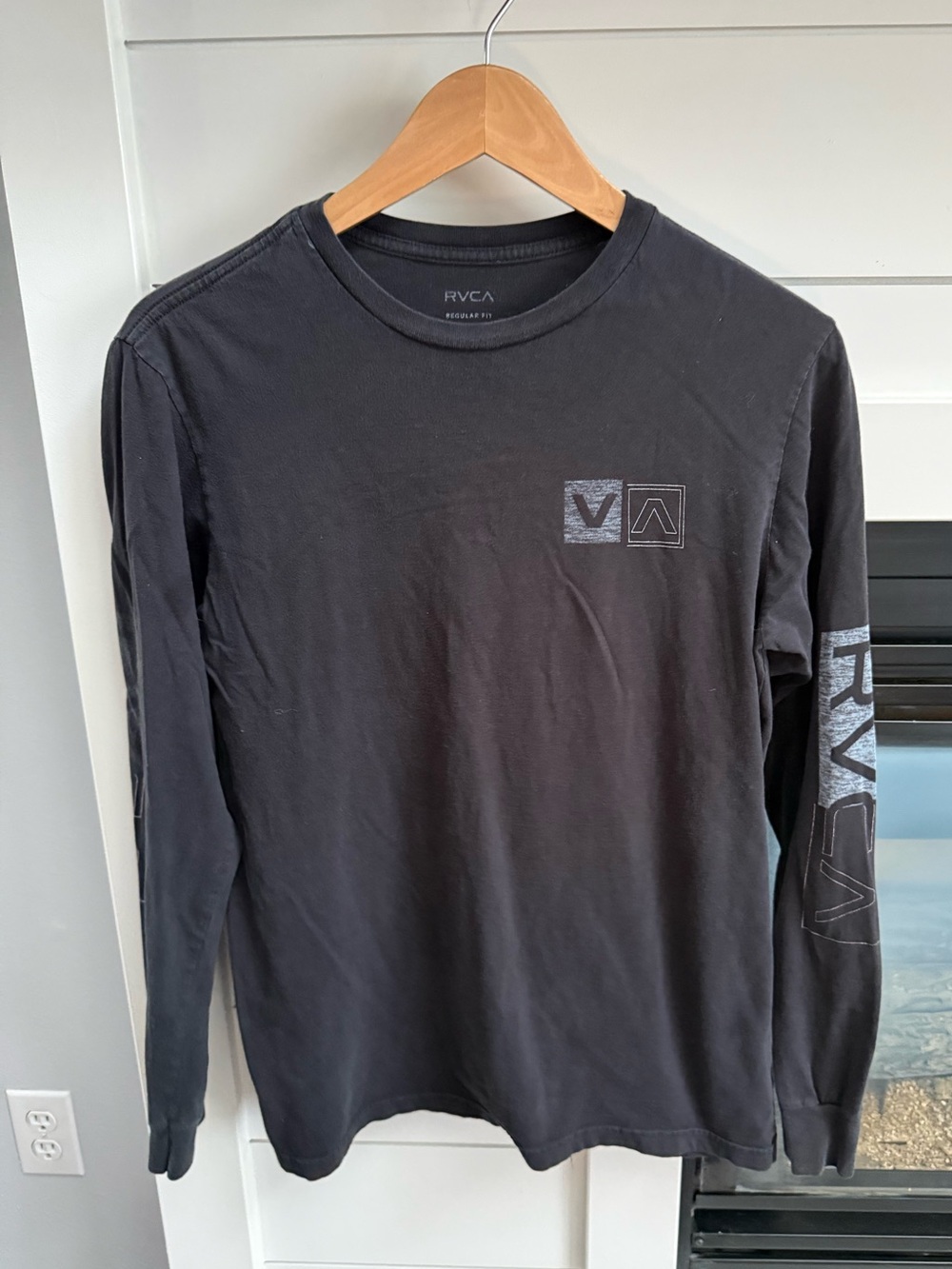 RVCA faded black Men’s Long Sleeve Logo Tee - Black size Medium